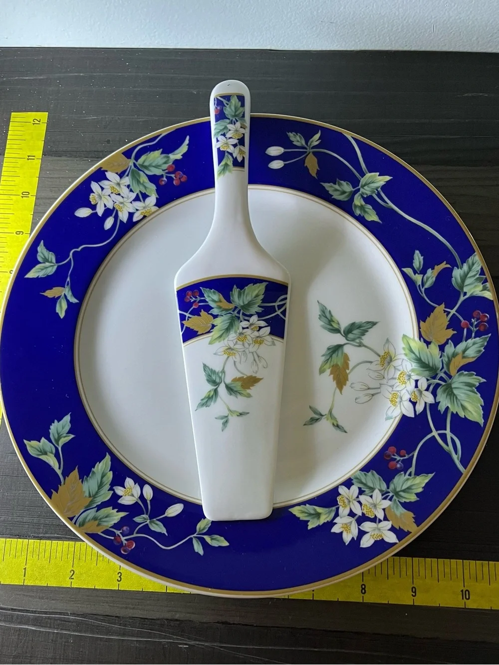Andrea By Sadek cake plate